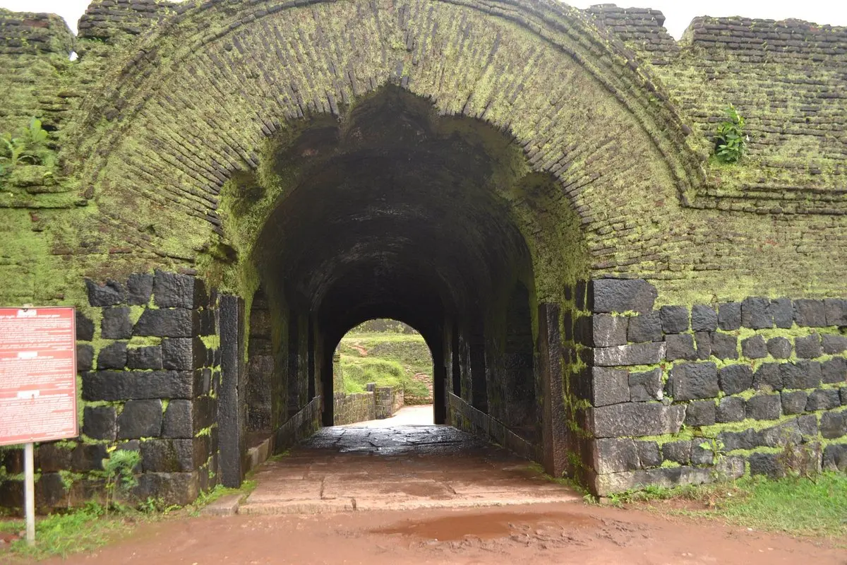 Manjarabad Fort arch in the entrance